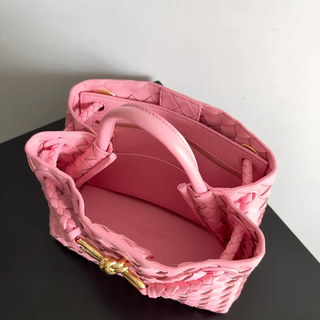 The 2023 new Andiamo batch of 1860 BV has been shipped‼ ️Really popular🔥The new Andiamo woven handbag launched by Bottega Veneta this season is really popular all over the world! ! Celebrities at home and abroad have worn it, and Oscar-winning actress Michelle Yeoh has taken it out on the street. Song Jia, Trai Yara, Yu Feihong, Sanji Ayaka, Rosie Hunting-Whiteley, Yoshioka Riho, etc. have all picked up this bag. It is classic and versatile, showing off its temperament, and the bag capacity is also large, which is very convenient for daily commuting! ! A variety of carrying methods, the shoulder straps can be adjusted by yourself, the original lambskin feels soft and delicate, and the neutral style is made to break gender boundaries and bring a more practical and longer-lasting use experience. Andiamo, which has both elegant and casual styles, perfectly interprets the true appearance of "fashionable old money style". Style number: 743568 Size: 25*22*10.5cm